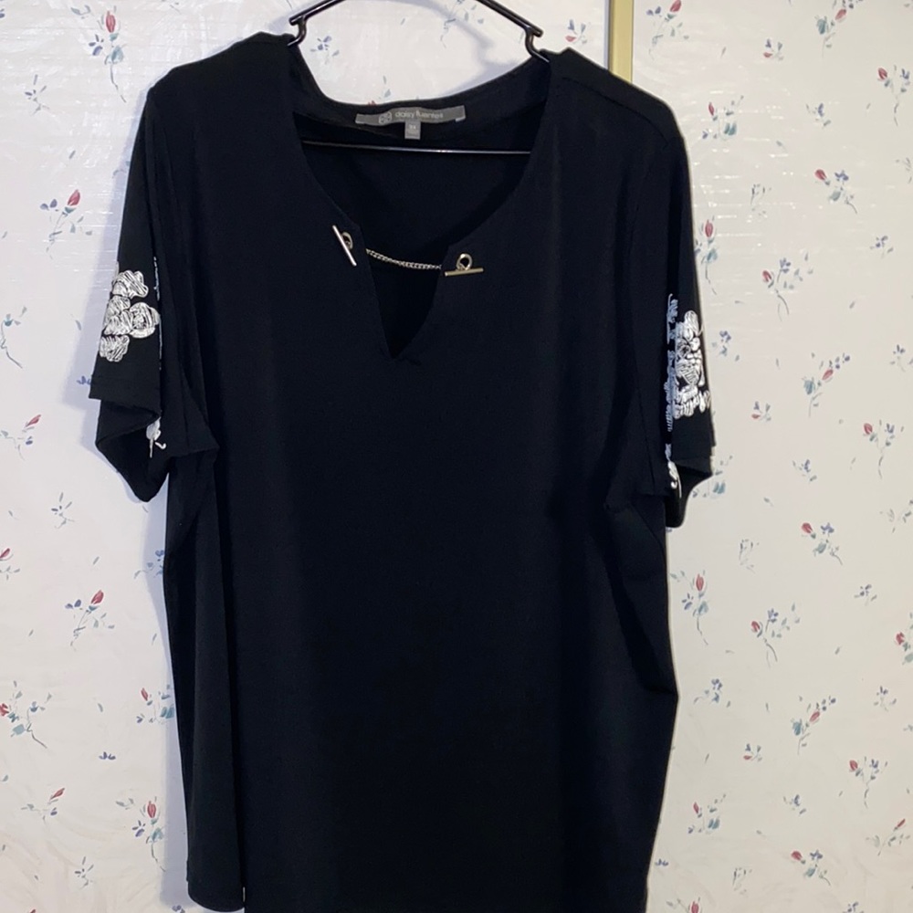 Daisy Fuentes Black Top With White Flowers on Sleeves. Size 3X, Never Worn.